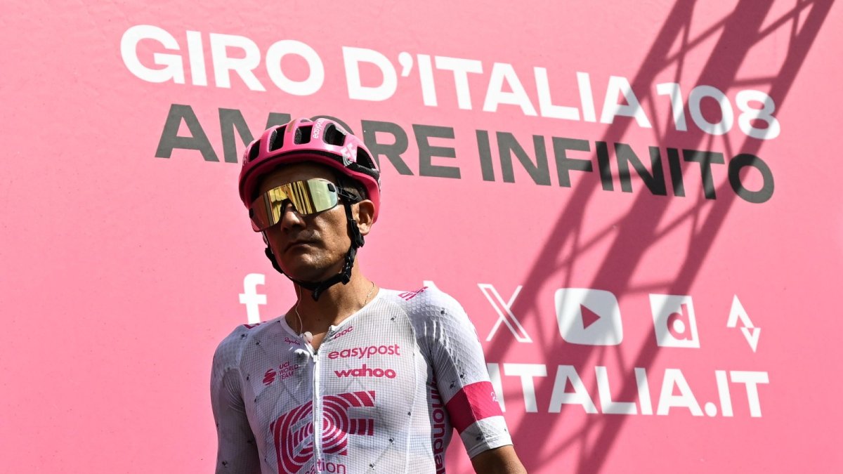 El ciclista ecuatoriano se encuentra en proceso de recuperación tras sufrir una infección intestinal que lo dejó fuera de la ronda francesa.