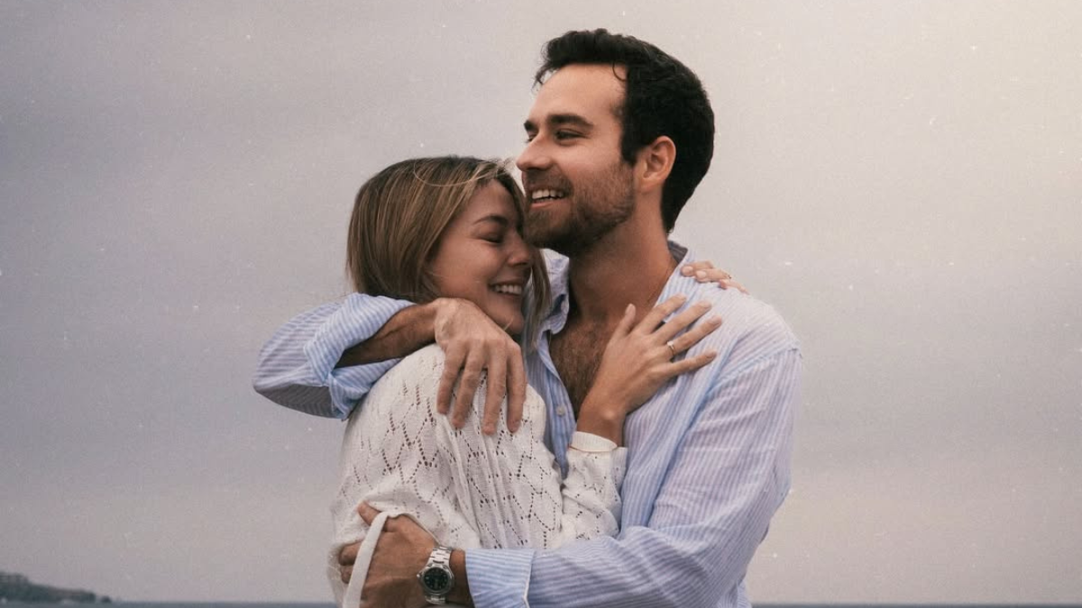 Natalia Regge y Santiago Belles celebran su compromiso con un romántico atardecer en la playa.