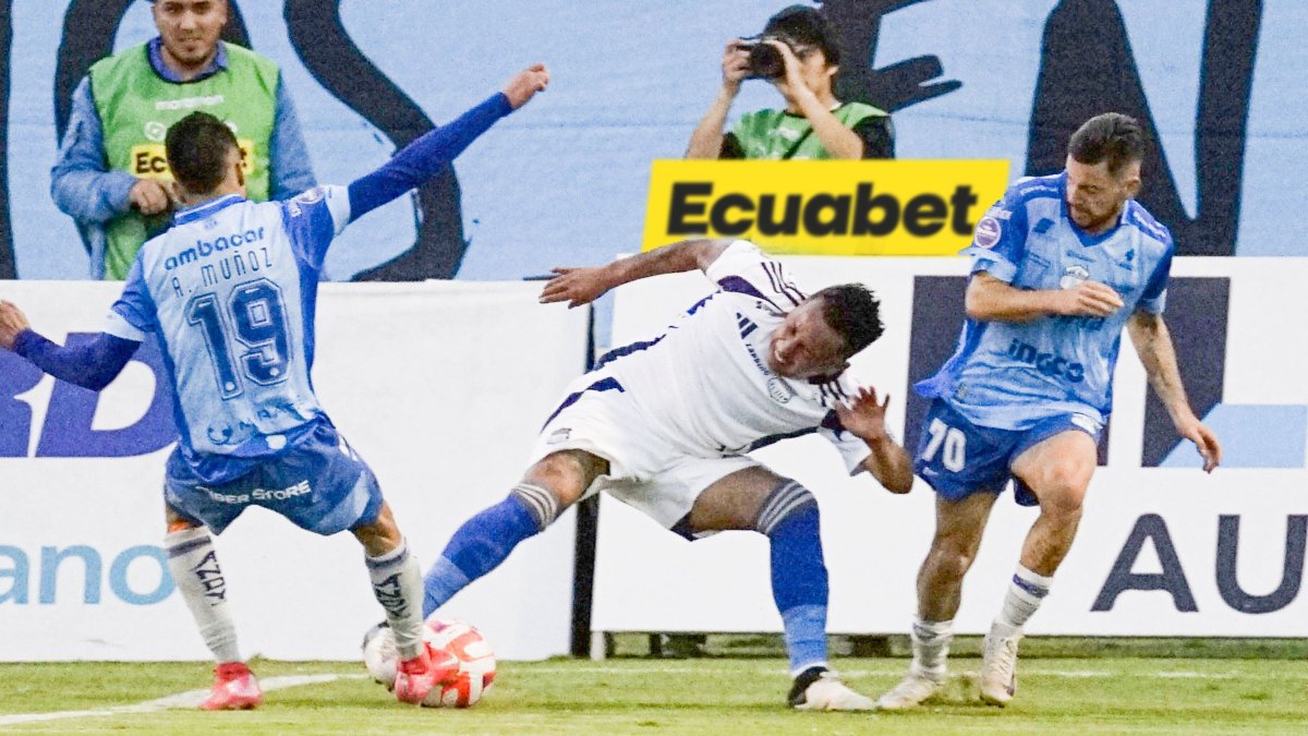 Christian Cueva (c), mediapunta peruano, jugó 65 minutos en Ambato.