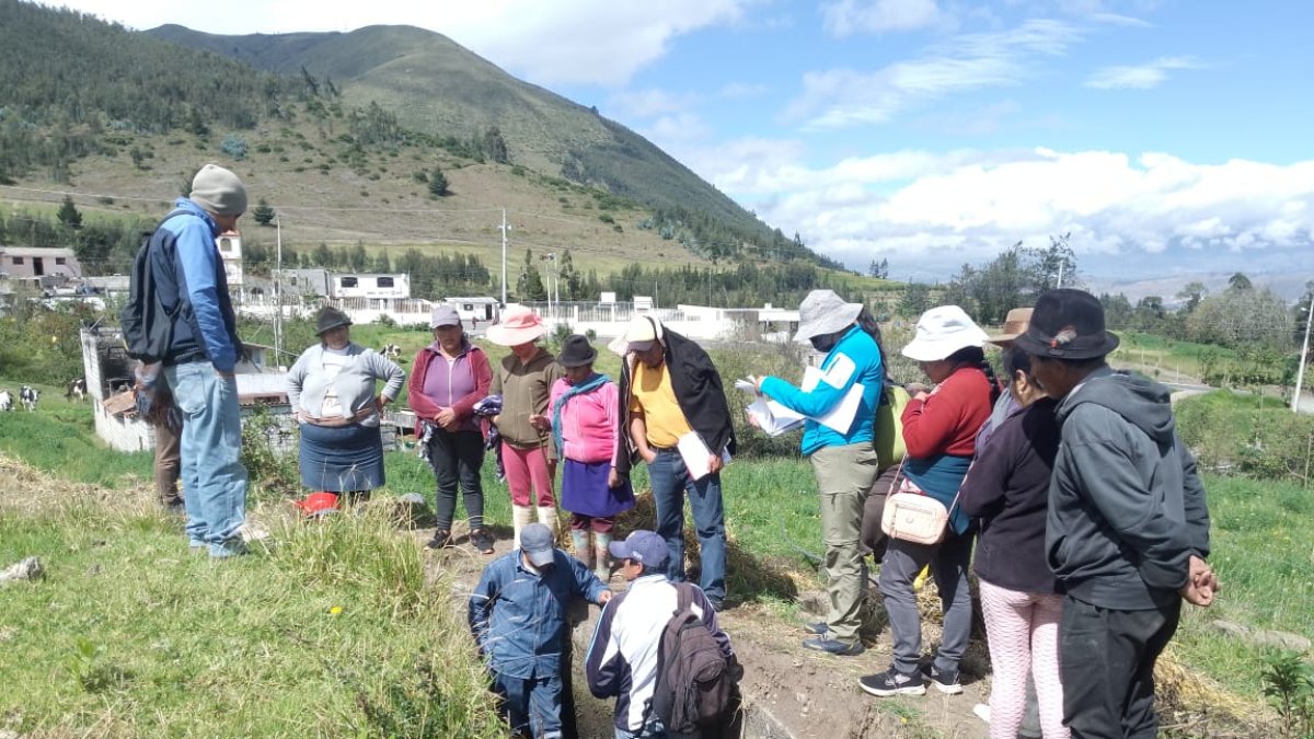 Con mingas se realiza el revestimiento del canal de riego que beneficia a 2000 mil usuarios.