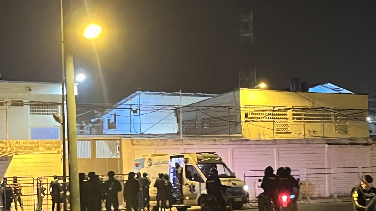 Dos reos fueron trasladados en ambulancia tras resultar heridos en el ataque dentro del CPL El Oro N.1.