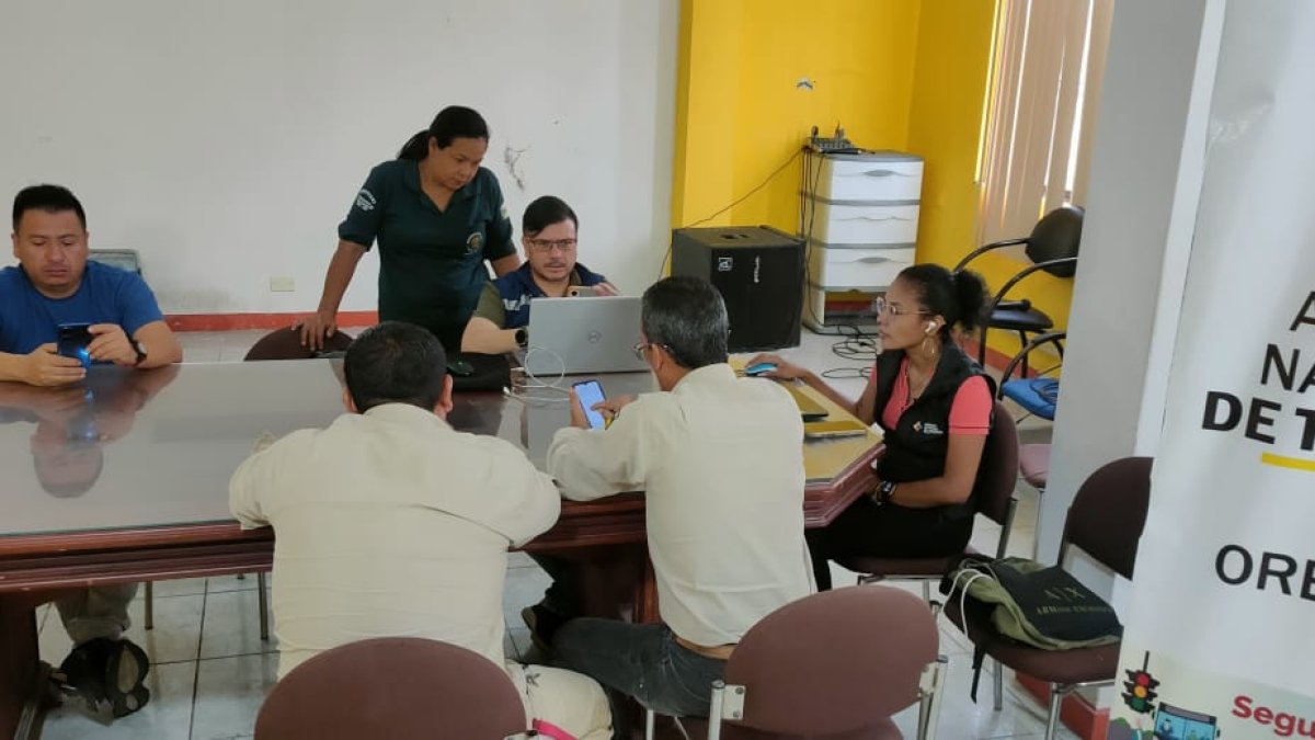 Usuarios realizan trámites en la ANT antes del fin del plazo para acceder a la condonación total de multas e intereses