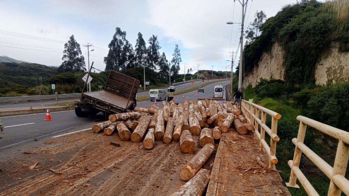 Caída de troncos y choque en Papallacta complican el tránsito este 30 de junio.