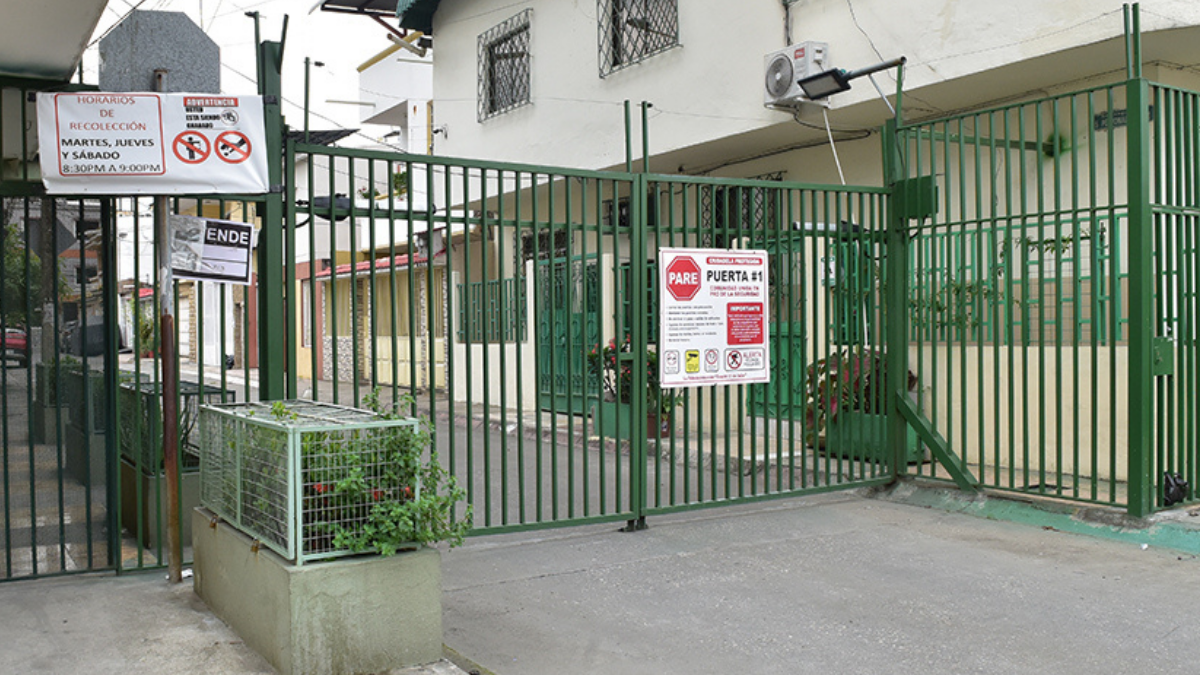Realidad. Los barrios han implementado las rejas para evitar los asaltos en Guayaquil.