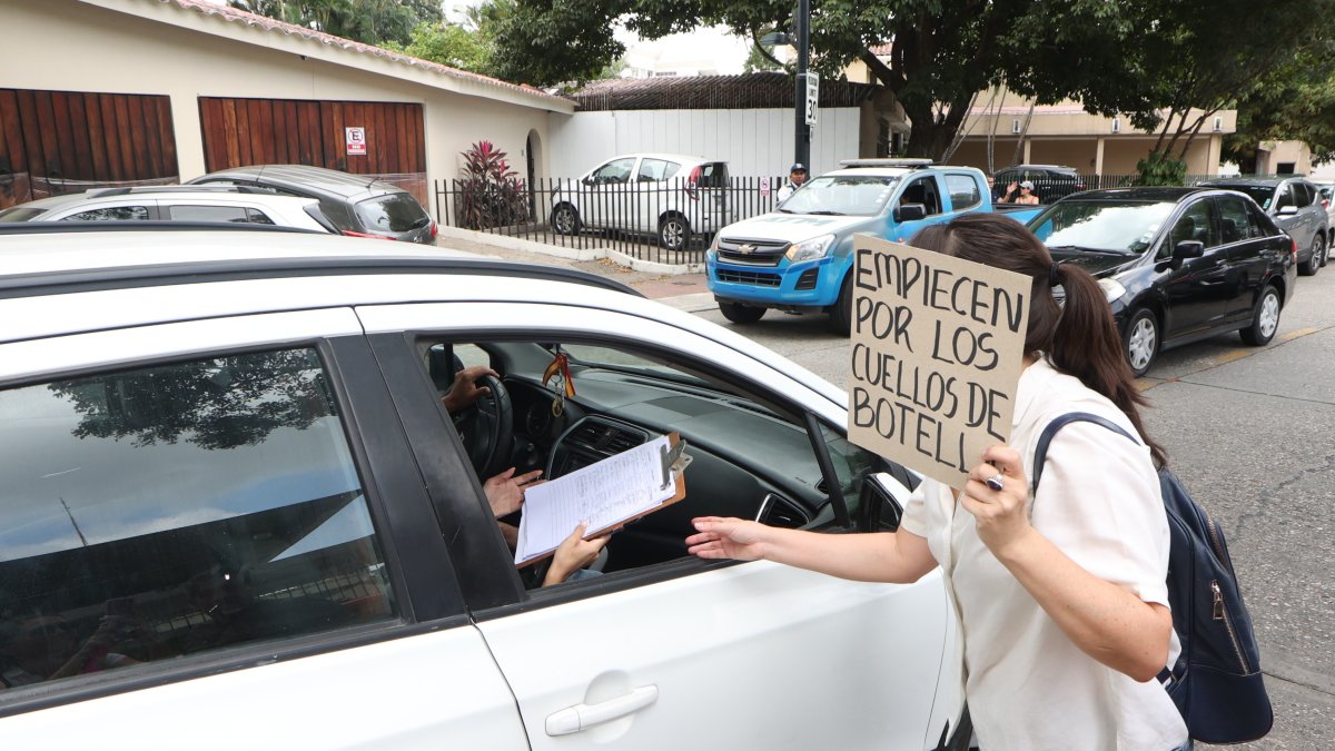 El colectivo Acción Los Ceibos recoge firmas para presentar una acción legal en contra de la construcción de los dos pasos a desnivel.