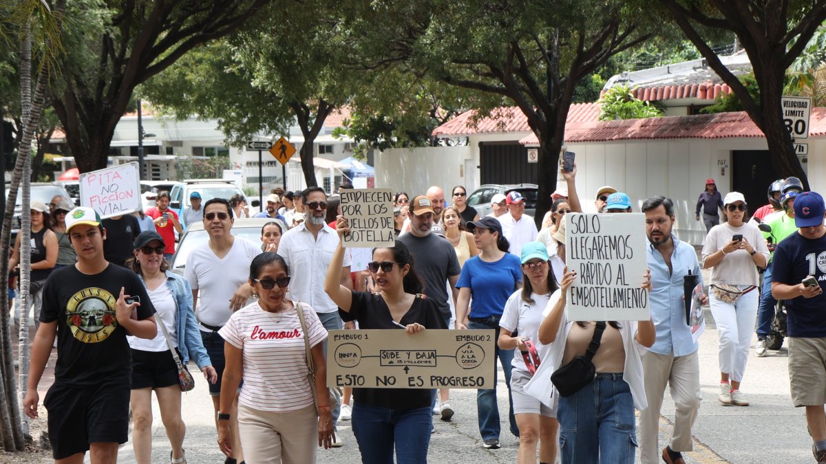 Moradores de Los Ceibos, que se oponen a la construcción de los dos pasos a desnivel, protestaron por las calles del sector.