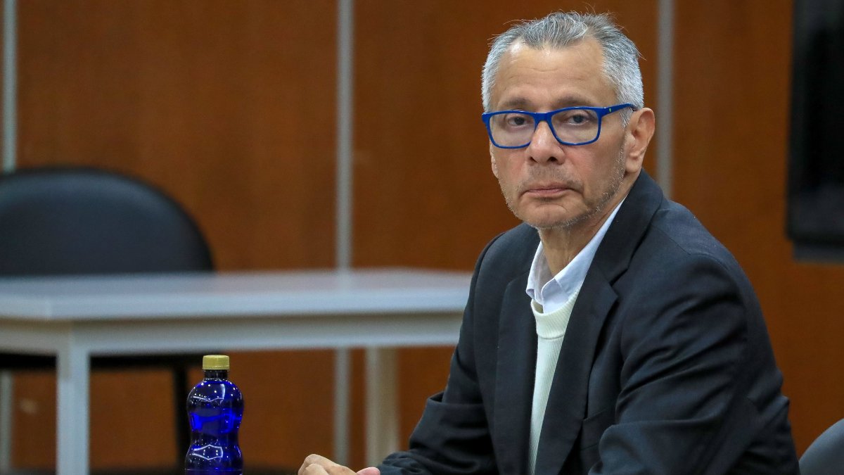 El exvicepresidente Jorge Glas escucha el veredicto en el juicio por presunto uso indebido de fondos destinados a la reconstrucción tras el terremoto de 2016.