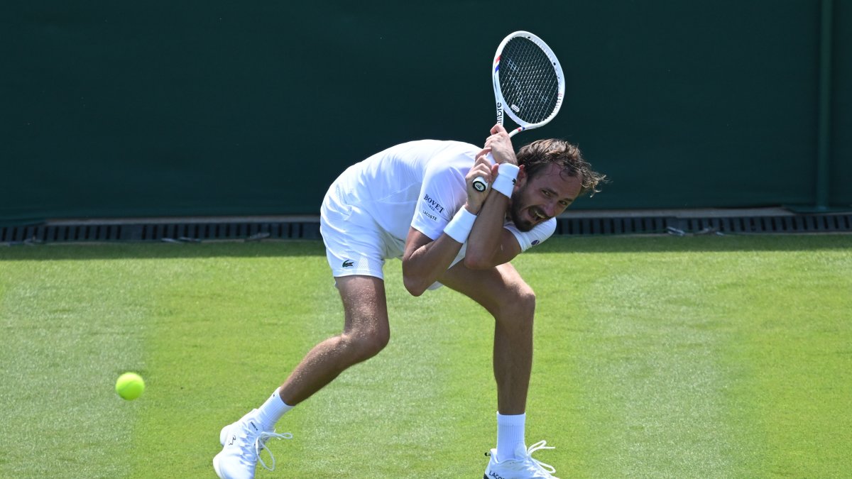 Medvedev, actual # 9 ATP, fue la sorpresa del día al caer contra el francés Benjamin Bonzi por 7-6 (2), 3-6, 7-6 (3) y 6-2.