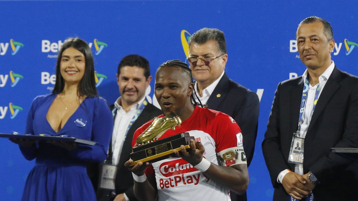 Hugo Rodallega recibe el premio de goleador tras ganar el título de la Liga Colombiana.