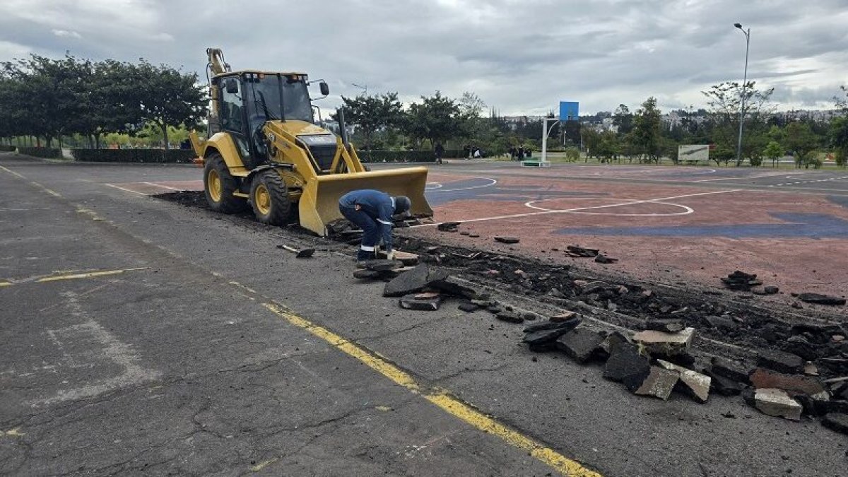 Se retirará la capa de asfalto deteriorada de las dos canchas de básquet.