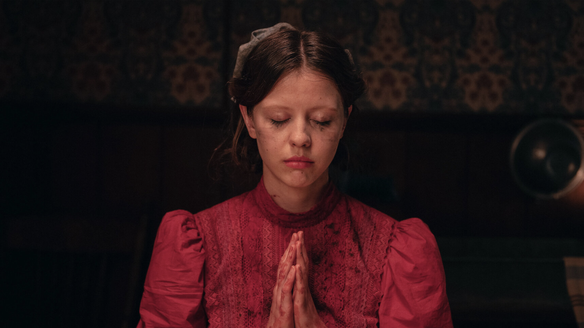 La interpretación de Mia Goth en Pearl ha sido aclamada por su intensidad emocional y su transformación en pantalla, consolidándola como una de las grandes figuras del cine de terror contemporáneo.