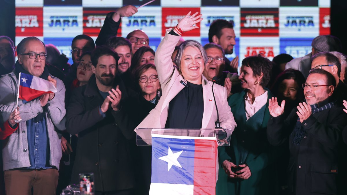 La comunista, Jeannette Jara (c), festeja su triunfo este domingo, en Santiago (Chile). EFE/ Elvis González
