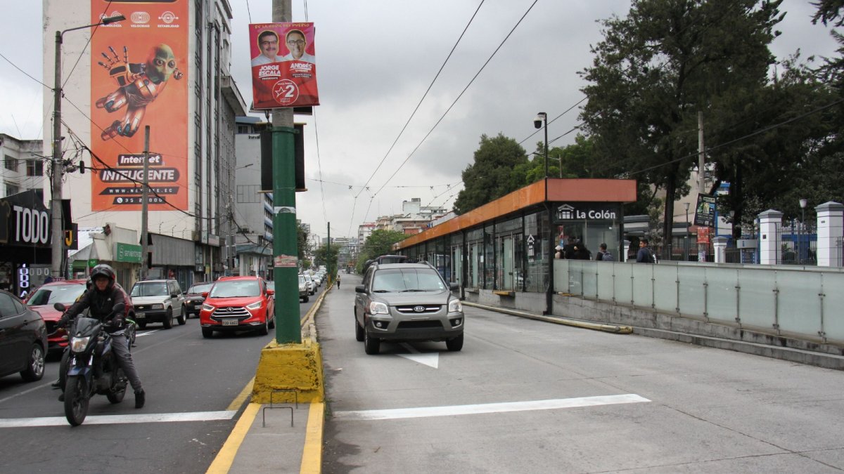 La práctica ilegal de circular por los carriles exclusivos se vuelve frecuente, pese a controles y sanciones.