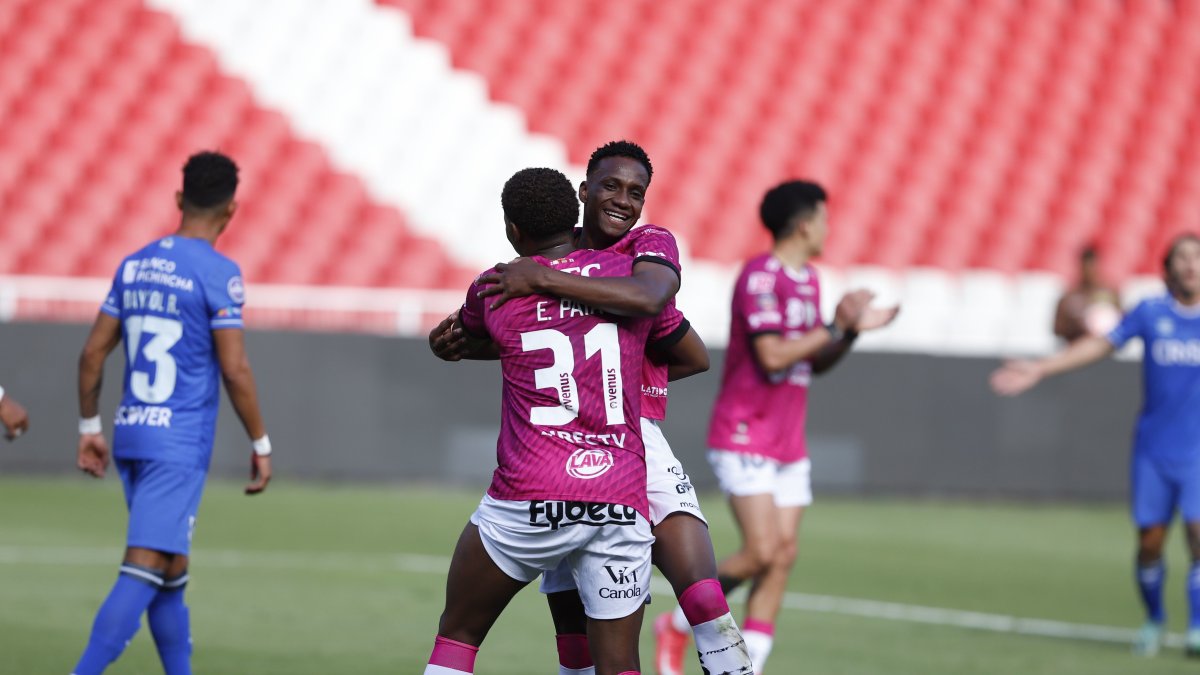 La celebración de Darwin Guagua tras marcar el tercer gol de Independiente del Valle ante Universidad Católica.