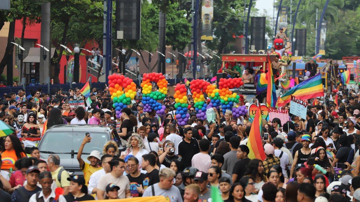 El desfile del Orgullo se realizó en las avenidas Malecón y 9 de Octubre, en el centro de Guayaquil.