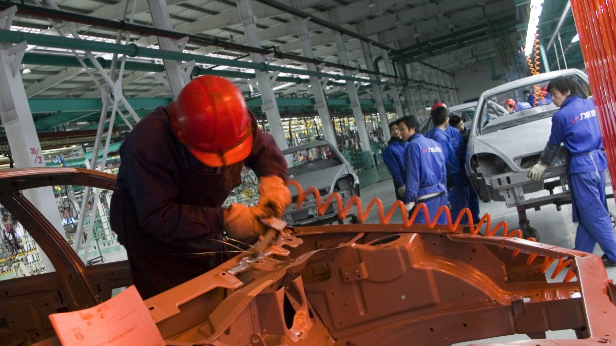 Una persona realiza sus labores en una empresa.