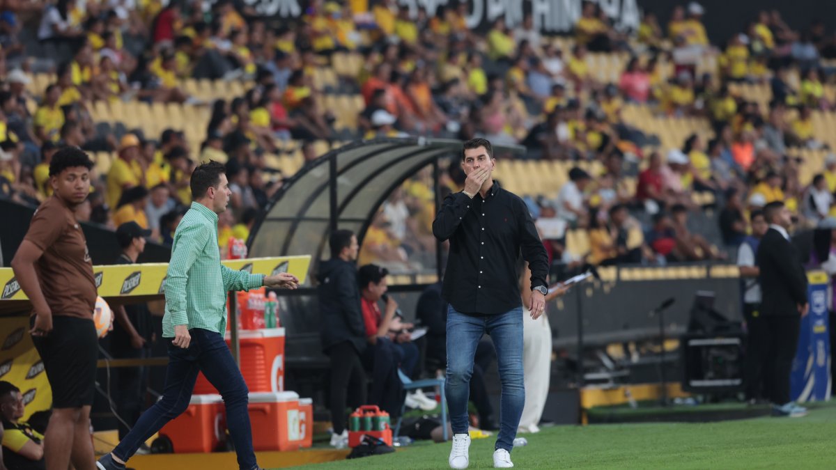 El técnico de Barcelona Ismael Rescalvo gesticula luego de ser empatado 3-3 ante Libertad en el estadio Monumental