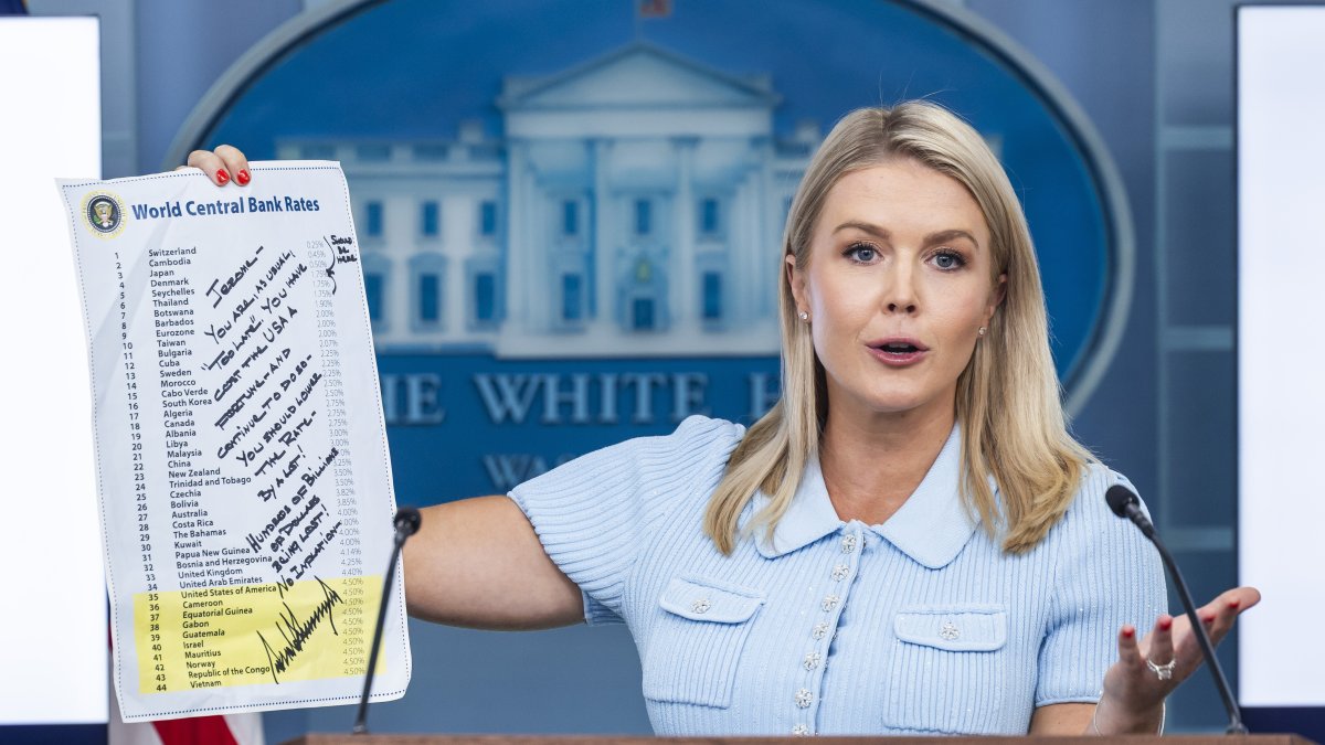 La portavoz de la Casa Blanca, Karoline Leavitt, dando una rueda de prensa sobre la Fed de EE. UU.