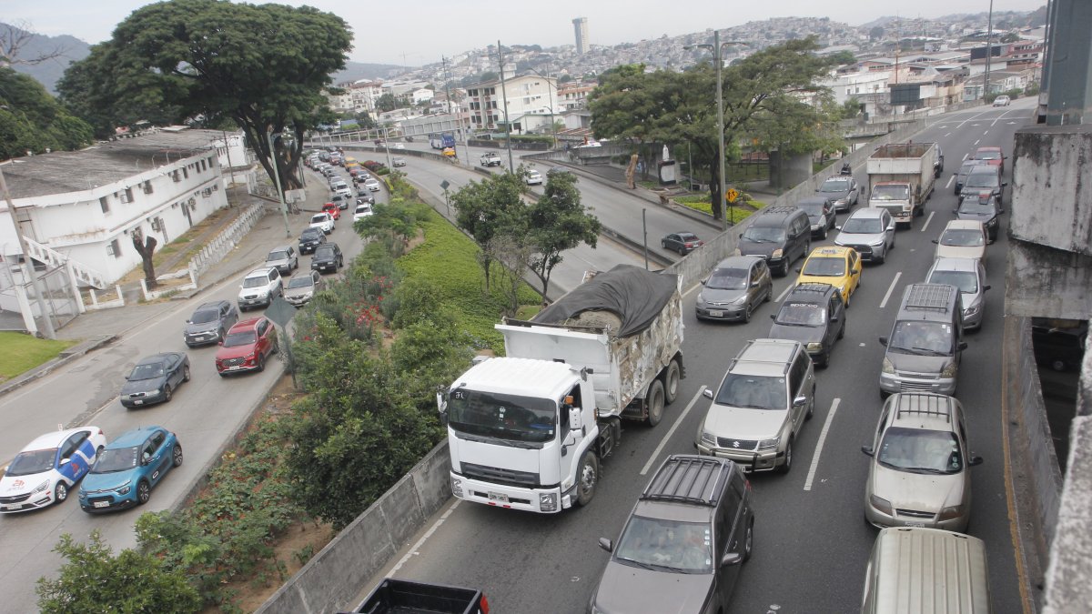 Cruce de las avenidas del Bombero y Carlos Julio Arosemena, donde la congestión vehicular es intensa sobre todo en las primeras horas de la mañana.