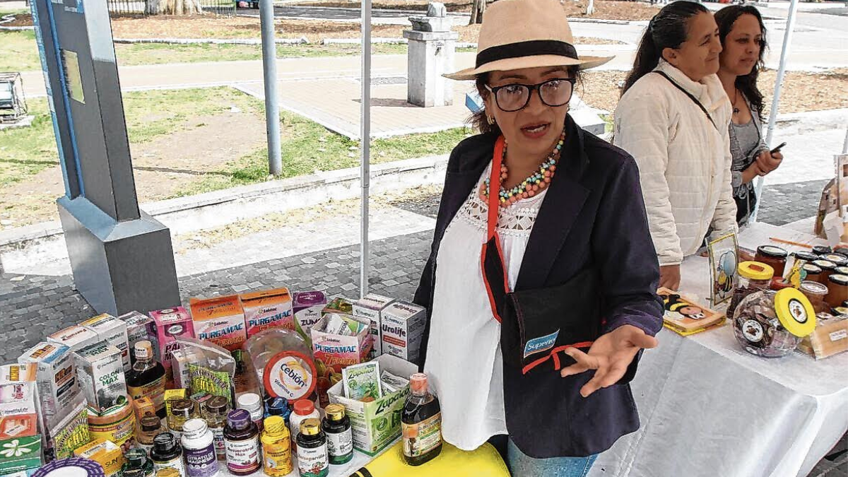 La comerciante Lady Sánchez recorre, de lunes a domingo, la av. Ajaví y la Cardenal de la Torre, sur de Quito, con su agua de sábila y productos.