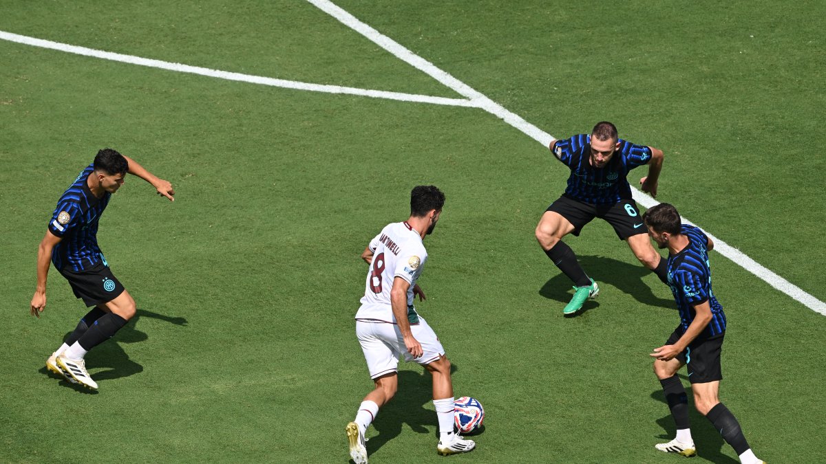 Un jugador del Fluminense y tres jugadores del Inter de Milán luchan por el balón en el partido de octavos de final de la Copa Mundial de Clubes de la FIFA 2025.