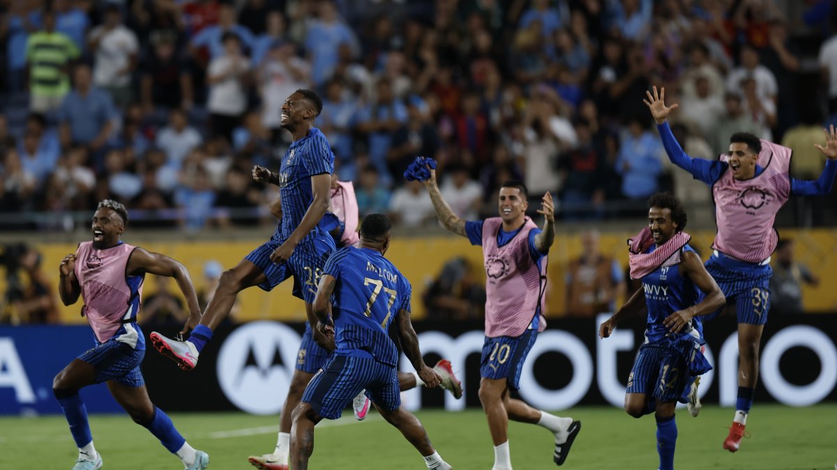 Jugadores de Al Hilal festejan el sorprendente triunfo 4-3 sobre Manchester City en el Mundial de Clubes