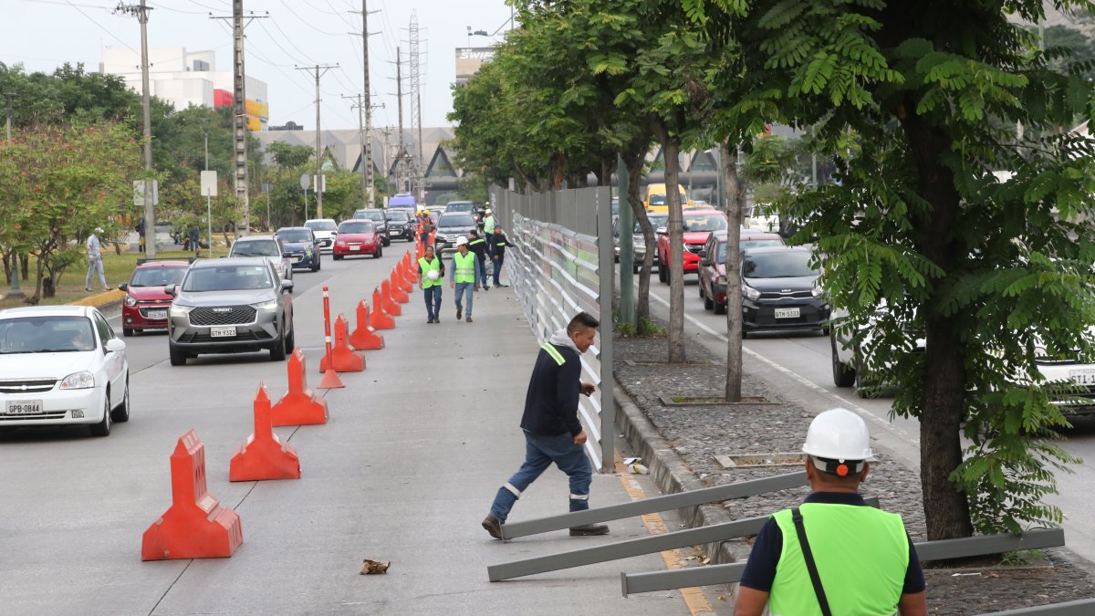 Obreros colocaron planchas metálicas para cercar el área donde se empezará a construir el primero de los dos pasos a desnivel en la avenida del Bombero.