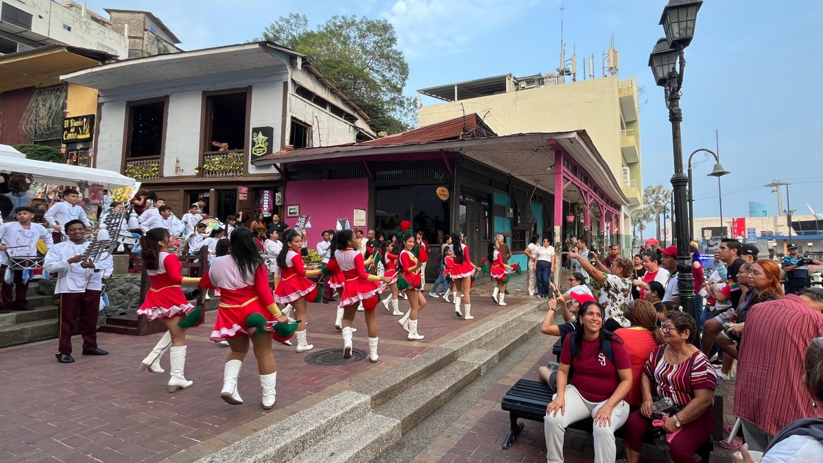 En las escalinatas del cerro Santa Ana, se presentó un acto cívico para dar la apertura a las fiestas de julio.