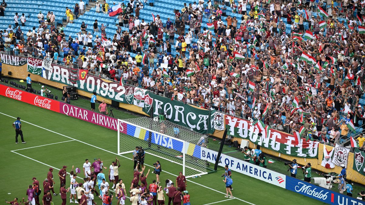 Los jugadores y el personal del Fluminense celebran tras ganar el partido de octavos de final contra Inter de Milan.