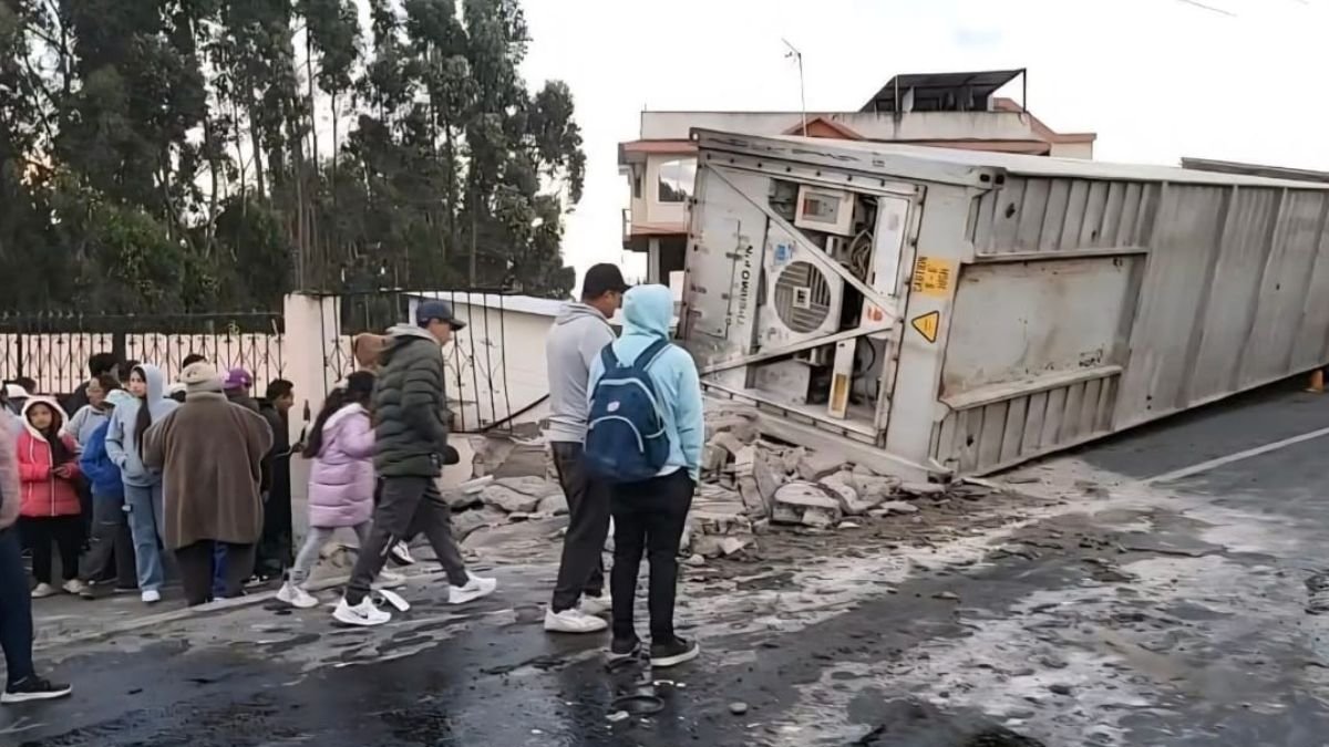 El tráiler se volcó en la curva de la Manzana de Oro y aplastó a Bella Esparza, quien caminaba junto a su hijo de seis años.