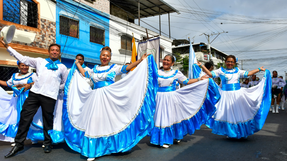 Desfile por el inicio de la fiestas julianas en Guayaquil.