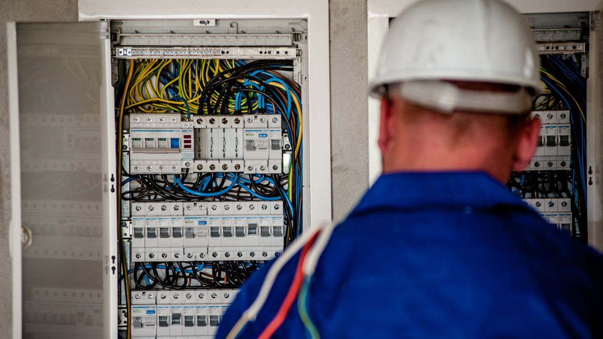 Desde agosto de 2025, las empresas en Ecuador deberán ajustarse a una nueva tarifa de energía eléctrica según lo establecido por el gobierno.