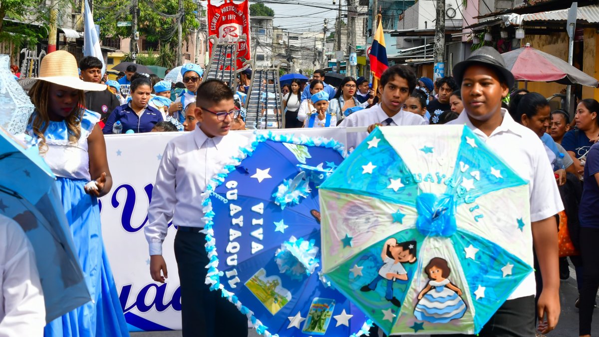 En el sector de El Cisne 2 se realizó un pregón estudiantil para dar inicio a las fiestas por los 490 años de fundación de Guayaquil.