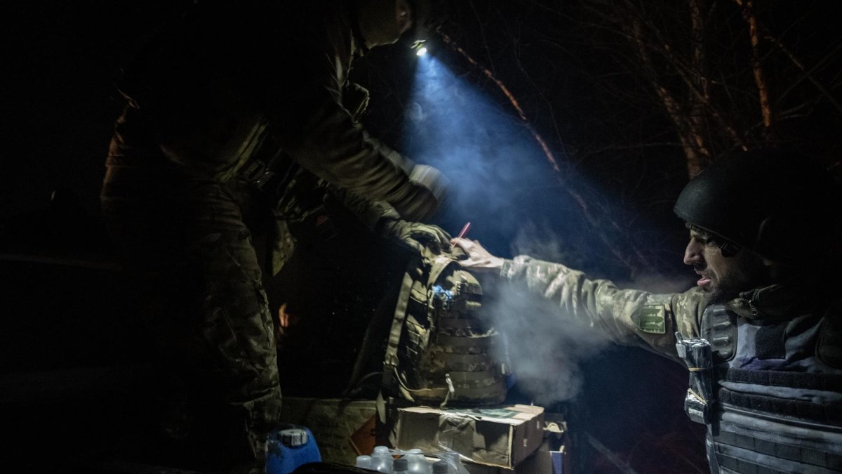 El personal de la 68ª Brigada del Ejército Ucraniano prepara suministros, drones y armamento para entrar en su posición de combate el 1 de marzo de 2025.