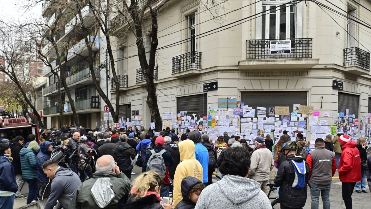 Decenas de personas se ubican frente a la residencia de la expresidenta Cristina Fernández.
