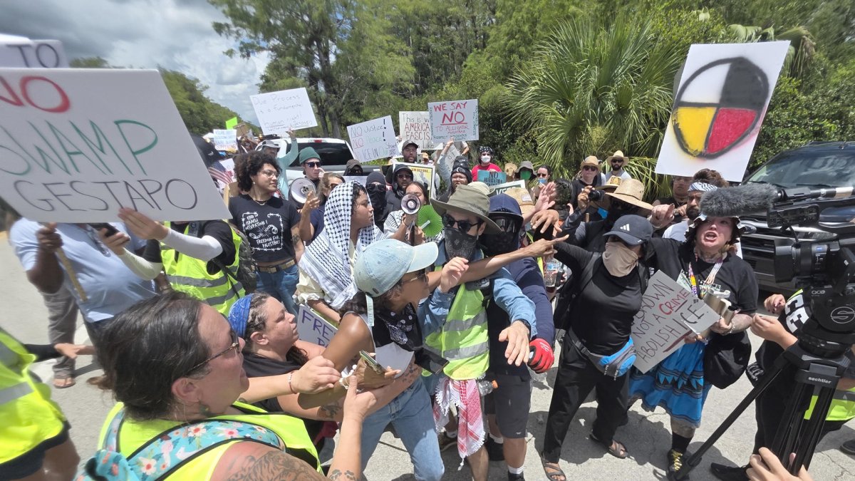 Manifestantes protestan junto al centro de detención para migrantes 'Alligator Alcatraz' este martes 1 de julio de 2025, en Ochopee (Estados Unidos).