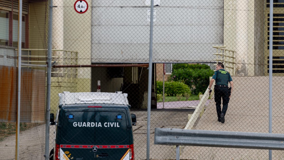 Vista del furgón de la Guardia Civil en el que el exdirigente del PSOE Santos Cerdán ha ingresado en la cárcel madrileña de Soto del Real.