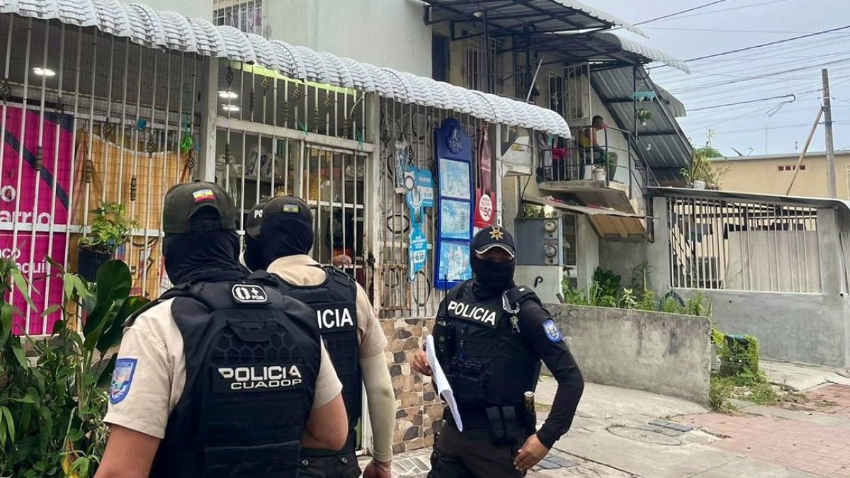 La Policía inspeccionó diferentes casas en Nueva Prosperina, hasta localizar a la maestra secuestrada en Guayaquil.