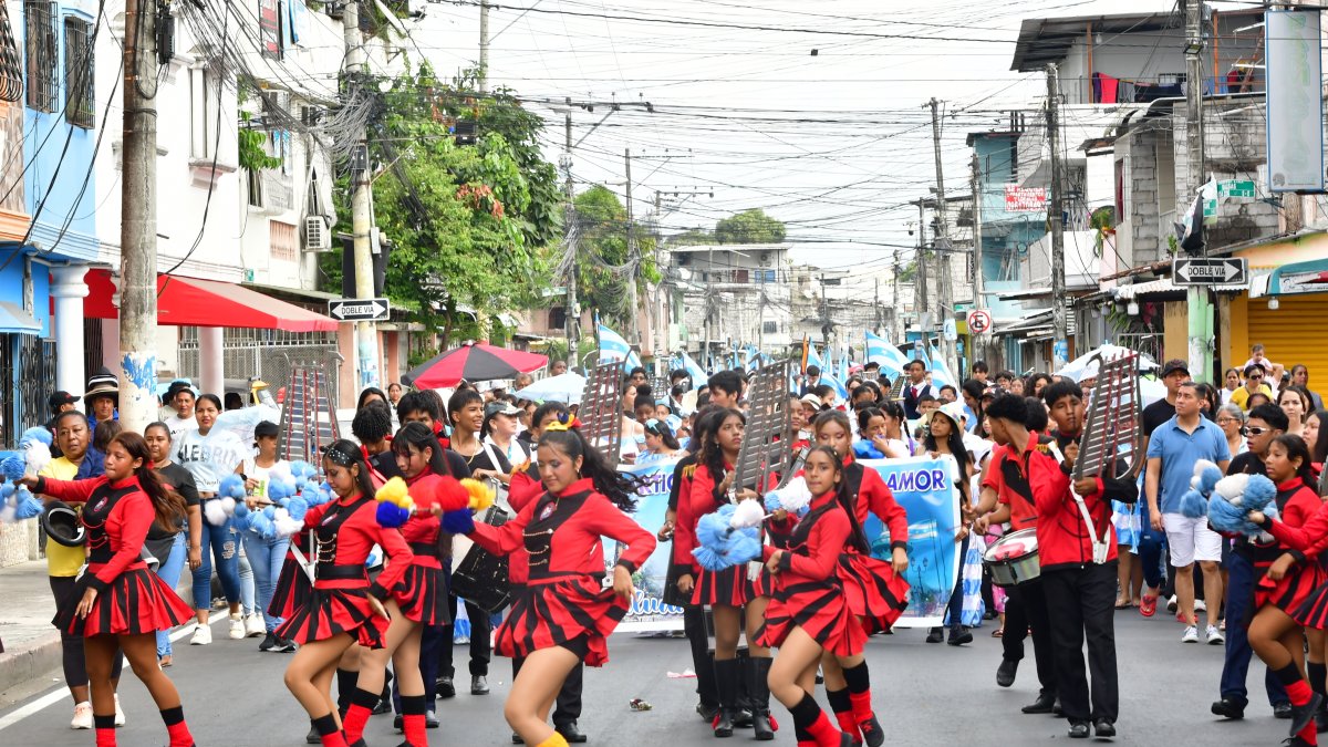 El Cisne II. Decenas de alumnos llenaron de vida y color las calles del sector.