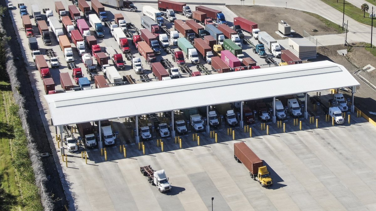 Camiones ingresando a las instalaciones del Puerto de Houston en La Porte, Texas (EE. UU.).