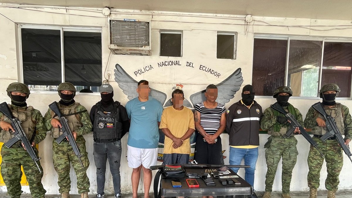 Tres de los seis sujetos detenidos durante operativos en General Villamil Playas, este martes 1 de julio.