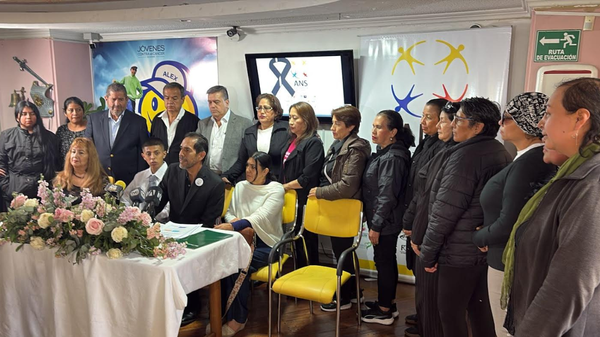 Gustavo Dávila (centro), con pacientes con enfermedades catastróficas de hospitales de Quito.