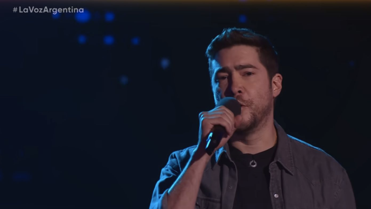 Martín Guerrero emociona a los jurados de La Voz Argentina y logra los cuatro giros con “Nada cambiará mi amor por ti”.