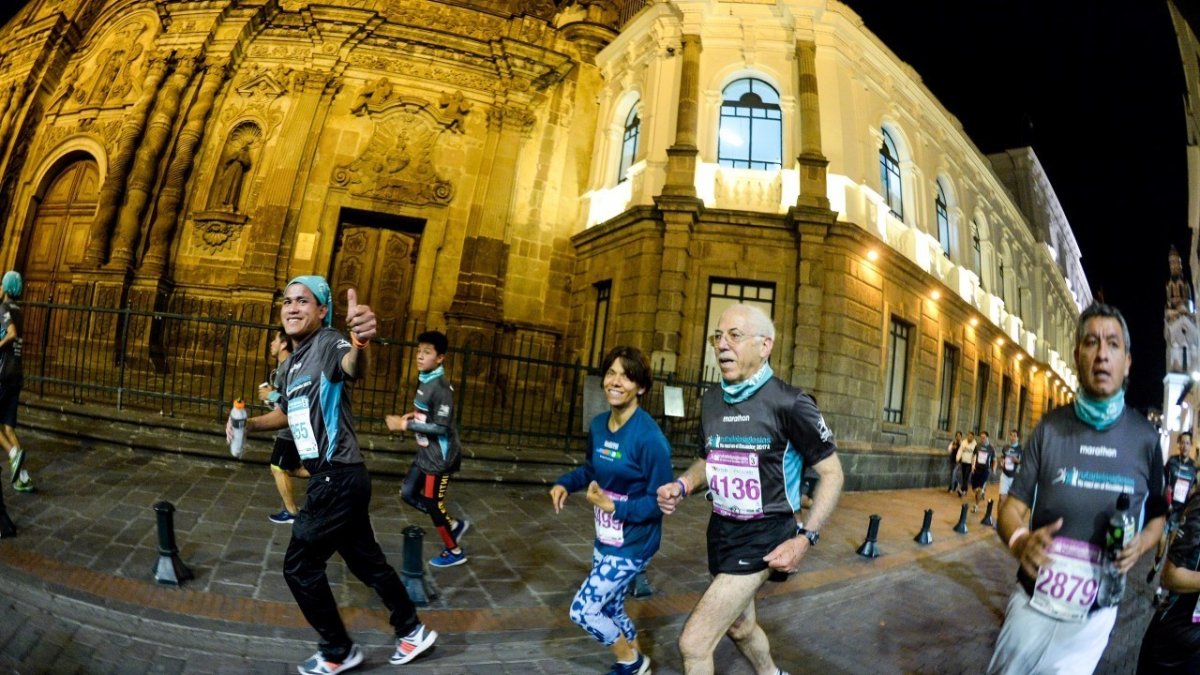 Alrededor de 15 mil deportistas participarán en la ‘Ruta de las Iglesias’, una carrera que recorre el Centro Histórico de Quito.