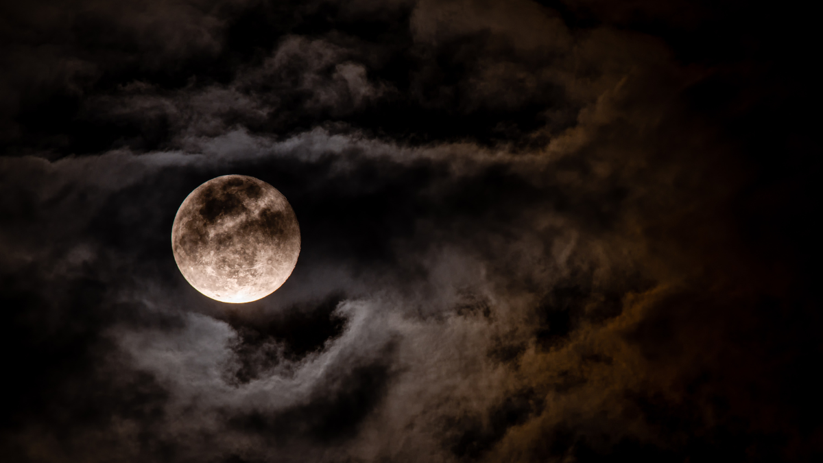 La Luna del Ciervo se observa más grande y brillante de lo habitual, iluminando el cielo nocturno con un resplandor único que marca un ciclo de renovación y crecimiento.