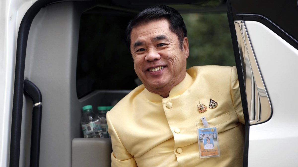 El primer ministro interino de Tailandia, Suriya Juangroongruangkit, en su llegada a la sede del Gobierno en Bangkok.