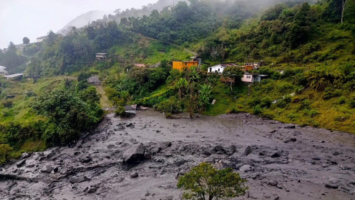 Las fuertes lluvias registradas en la madrugada de este martes, 2 de julio, provocaron un avulión en la parroquia de Amaluza, en Azuay.
