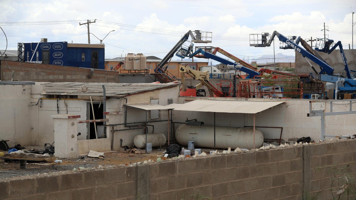 Fotografía que muestra un inmueble, donde fueron hallados cuerpos apilados sin incinerar en un crematorio, en Ciudad Juárez, Chihuahua (México).