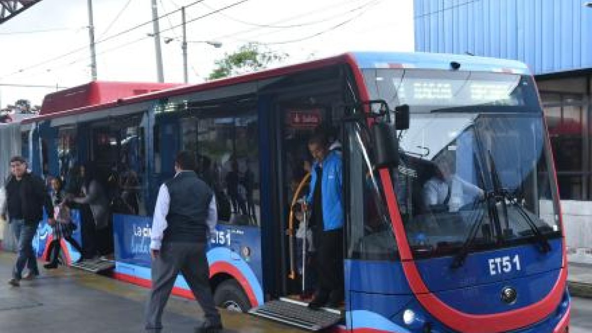 Por vacaciones escolares, cuatro circuitos del Trole y Ecovía se modifican en Quito.