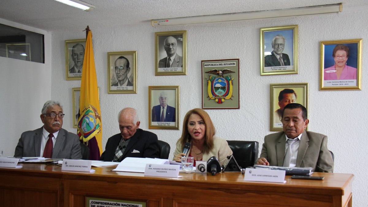 Representantes de la CNJE durante la presentación de sus demandas al Gobierno.
